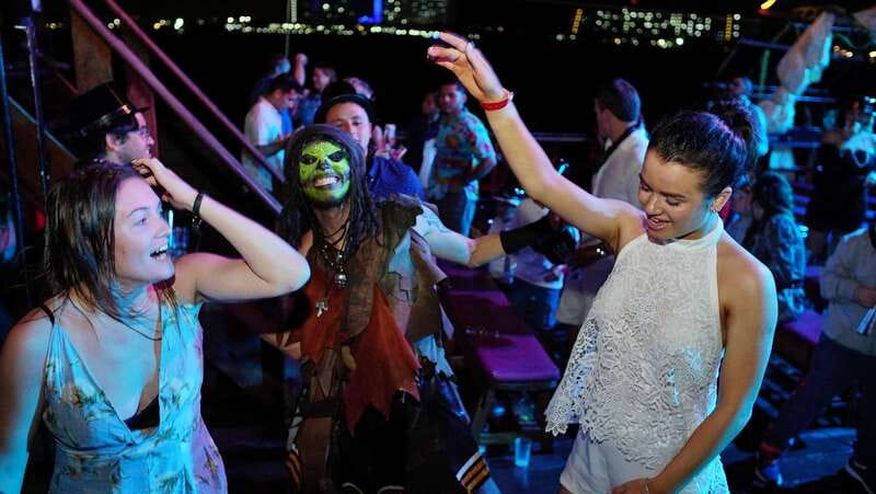 Cancún: Jolly Roger Pirate Dinner Cruise 2025 - Dinner, drinks, and the open bar