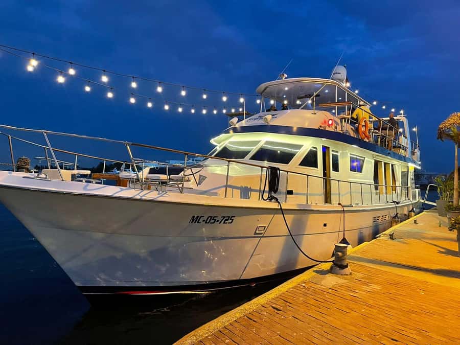 Cartagena: Cruise by the Bay with Dinner and Wine - Dinner choices and what to expect on the plate