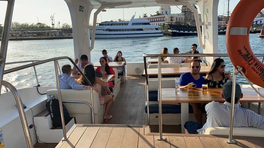 Cartagena: Cruise by the Bay with Dinner and Wine - Boarding at La Bodeguita Pier at 6:30 PM