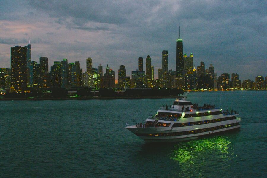 Chicago: Christmas Eve Lake Michigan Gourmet Dinner Cruise - What this Christmas Eve cruise is really like