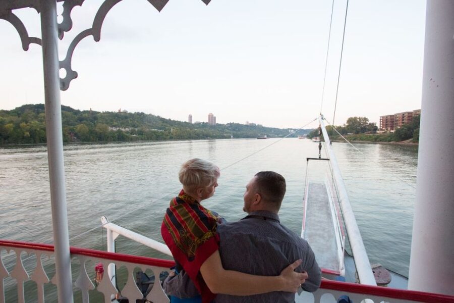 Cincinnati: Ohio River Cruise with Buffet Dinner - Boarding at Newport Landing beside Newport Aquarium