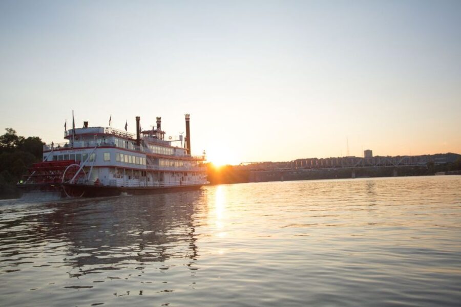 Cincinnati: Ohio River Cruise with Buffet Dinner - Dinner starts before the boat gets moving