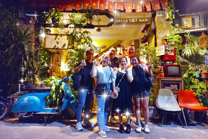 Da Nang By Night: Seafood dinner, night market and cruise trip - Bargaining at the Da Nang night market