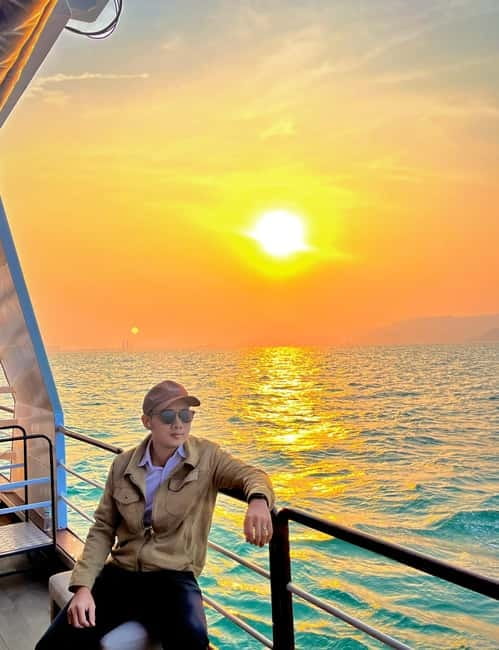Da Nang: Experience a Magical Sunset Dinner Cruise in DN Bay - Choosing The 8:30 PM Voyage For Dragon Bridge