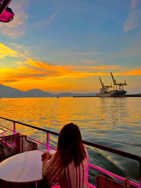 Da Nang: Experience a Magical Sunset Dinner Cruise in DN Bay - Welcome Drinks, Fruit, Wine, And Cocktails
