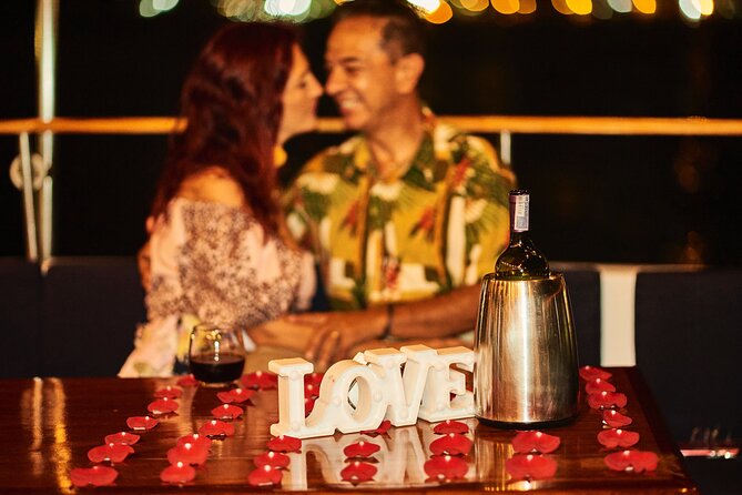 Dinner cruise on Cartagena's bay with Sibarita Master - Music, service, and the mood onboard