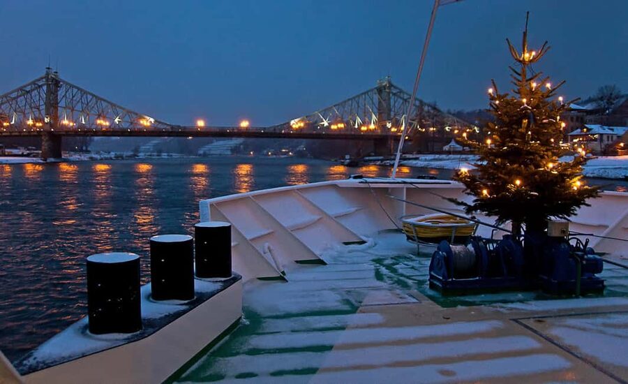 Dresden: Winterlights Evening River Cruise with Dinner - Key points to know before booking