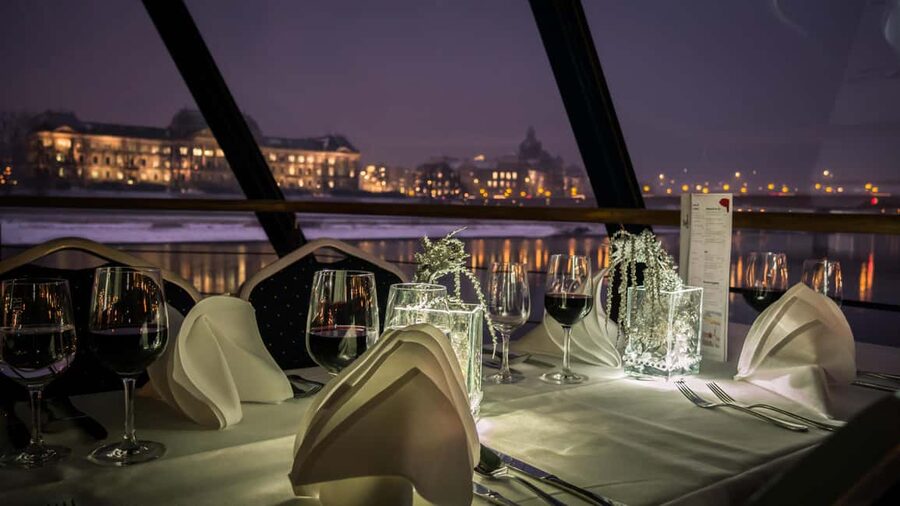 Dresden: Winterlights Evening River Cruise with Dinner - Dinner on board: what the included meal means