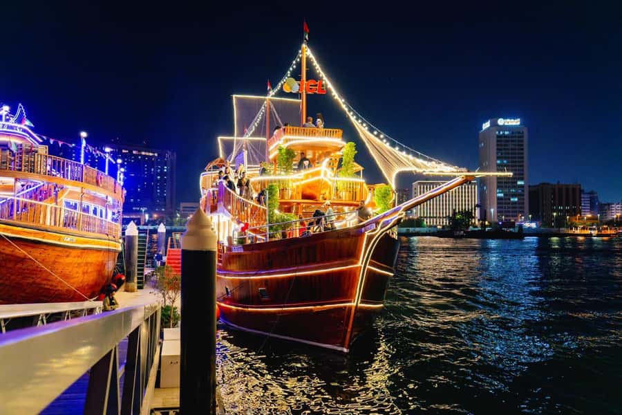 Dubai: Al Seef Largest Dhow Dinner Cruise with Live Show - Arriving at Al Seef and finding Gate 2A