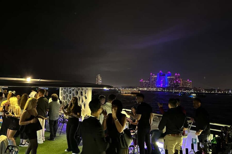 Dubai: Desert Rose NYE Cruise with Dinner and Fireworks - Dinner, cooking stations, and the drinks package