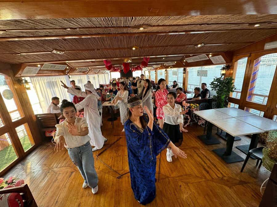 Dubai: Luxury Dinner Cruise with Live Music - The Tanoura show and live music