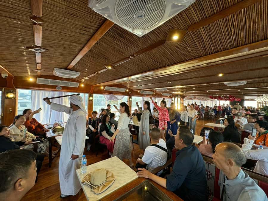 Dubai: Luxury Dinner Cruise with Live Music - Should you book the Dubai dhow dinner cruise?