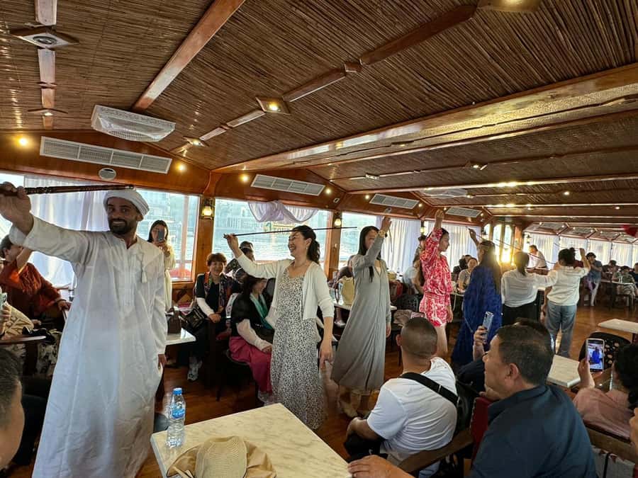 Dubai: Luxury Dinner Cruise with Live Music - What the dhow adds to the evening