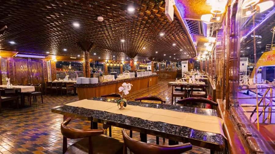 Dubai: Marina Dhow Dinner Cruise with Live Entertainment - The dinner: international buffet with practical choices