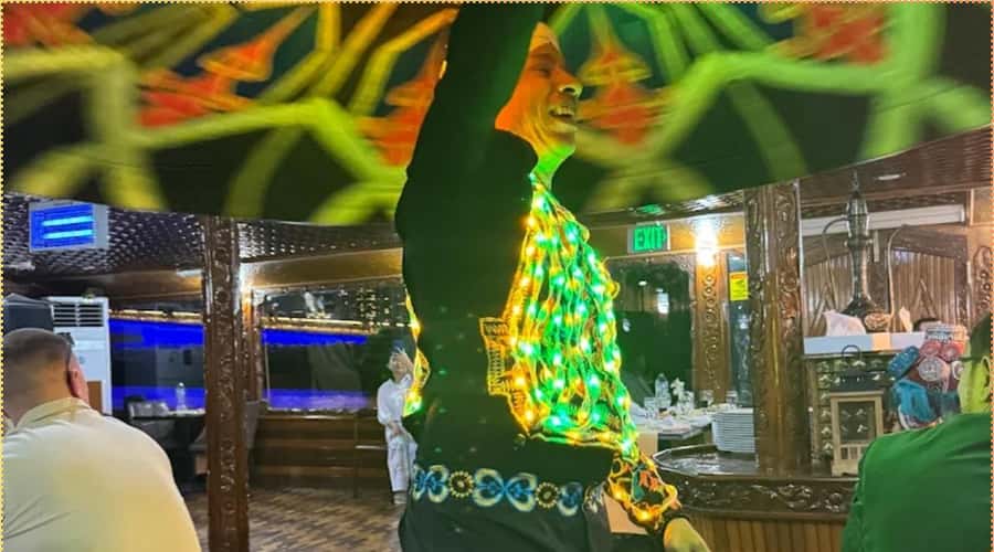 Dubai: Marina Dhow Dinner Cruise with Live Entertainment - Arriving at the marina and finding the boat