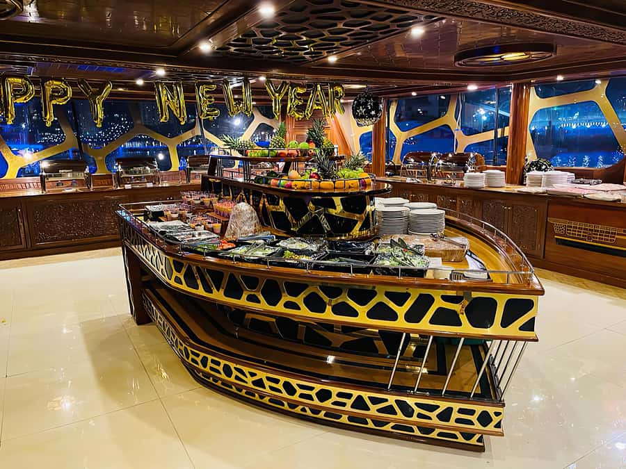 Dubai Marina: Dinner Cruise in a Traditional Boat - Buffet dinner: plenty of choice, mixed expectations