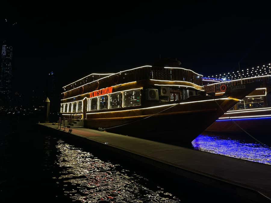Dubai Marina Dinner Cruise with Live Entertainment(Al Wasl) - Choosing between the upper and lower decks