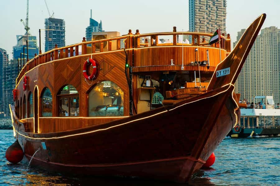 Dubai: Marina Dream Sea Lounge Cruise Dinner - Following the route from Dubai Marina to Bluewaters Island