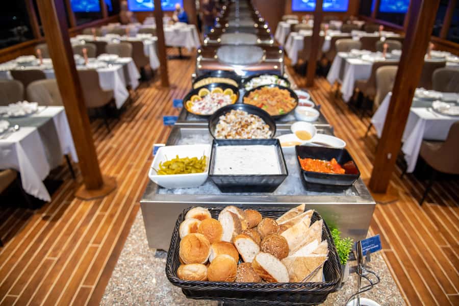 Dubai Marina: Luxury Dinner Cruise, Live Show, Open Bar & DJ - Dinner from Copthorne Hotel