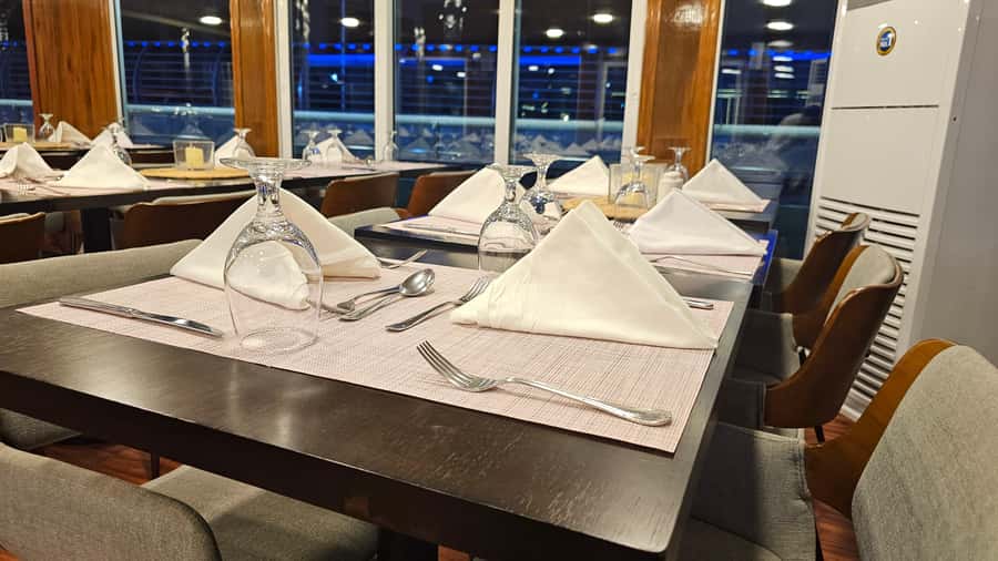 Dubai: Marina Premium Dinner Cruise with Unlimited Drinks - Dinner onboard: BBQ, buffet, and vegetarian choices
