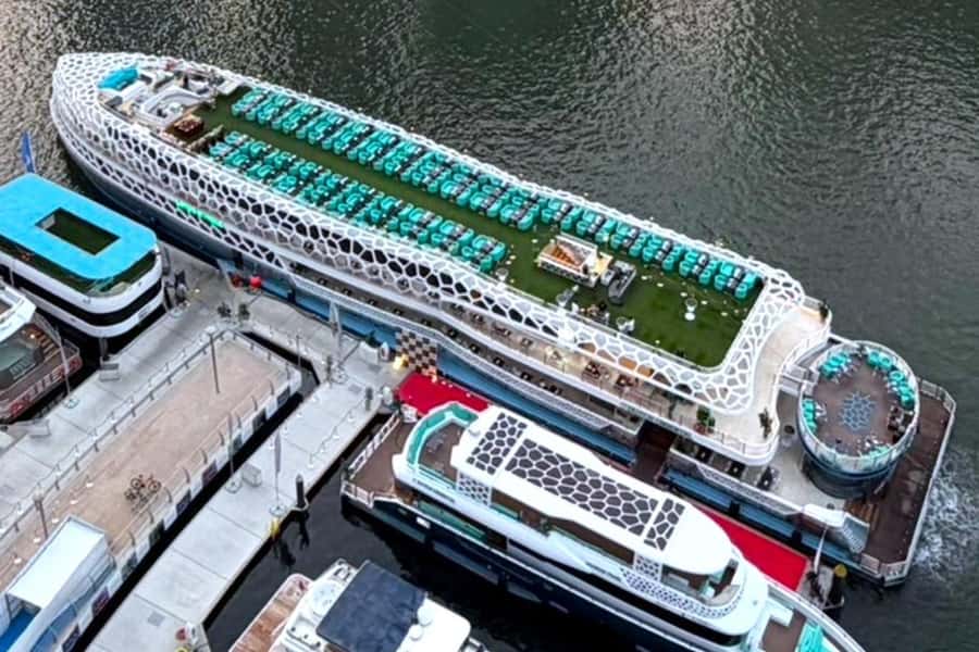 Dubai: Mega Yacht Dinner Cruise with Buffet - Palm Jumeirah and Atlantis Hotel