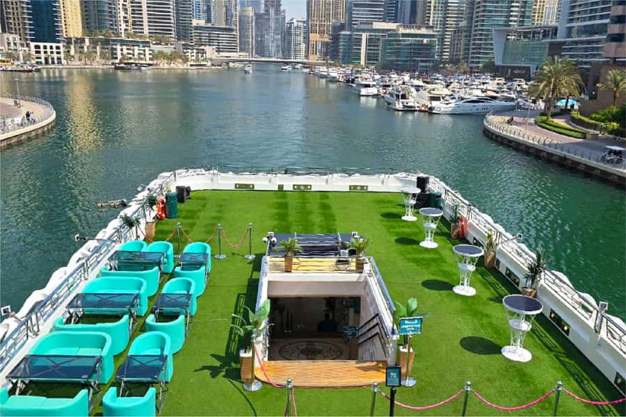 Dubai: Mega Yacht Dinner Cruise with Buffet - Buffet dinner, canapés, and live cooking