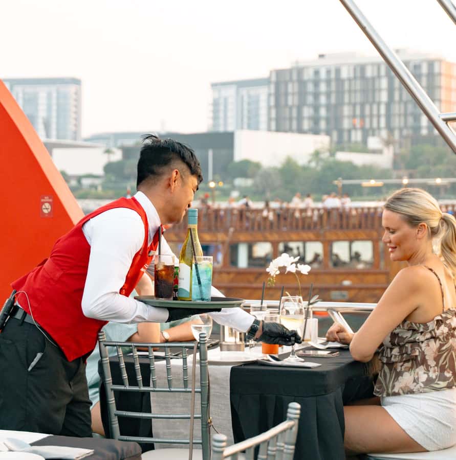 Dubai: Sunset or Dinner Cruise with Live Music & Open Bar - Live saxophone and a relaxed evening mood