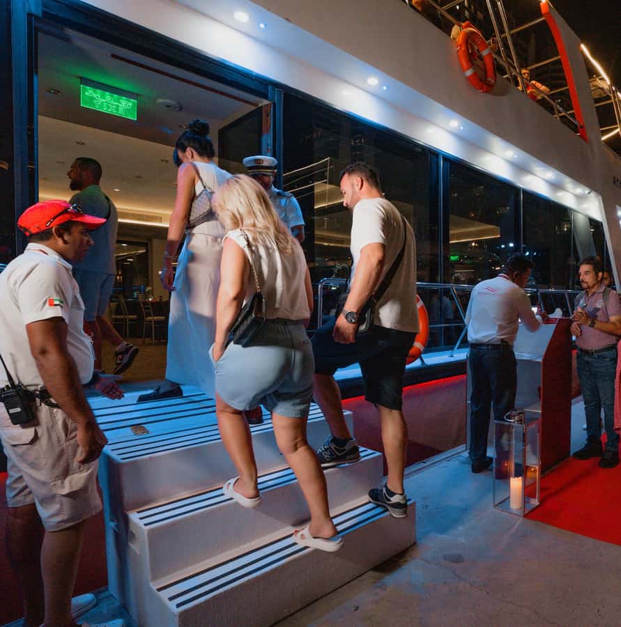 Dubai: Sunset or Dinner Cruise with Live Music & Open Bar - Service, seating, and special occasions