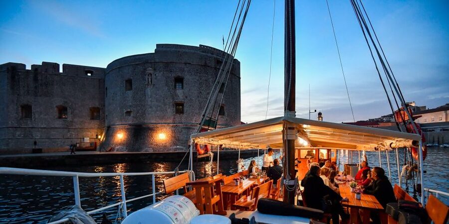 Dubrovnik: Sunset Dinner Cruise around the Old Town - Why the family-run style matters