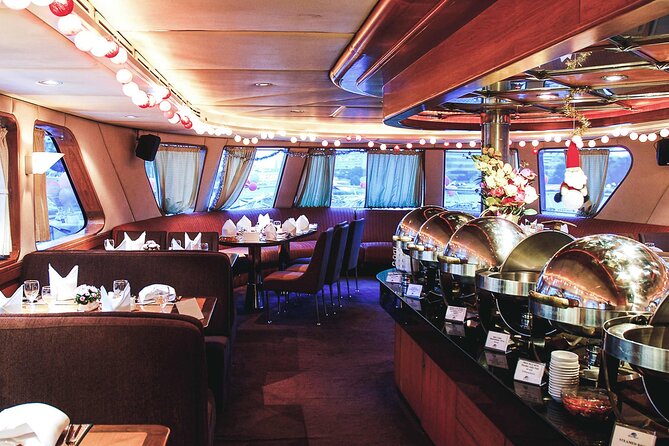 Grand Pearl: Luxury Dinner Cruise with Live Entertainment - Cruising the Chao Phraya after dark