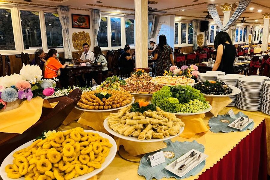 Ho Chi Minh City: Saigon River Dinner Cruise with Live Music - Who Will Enjoy This Cruise Most