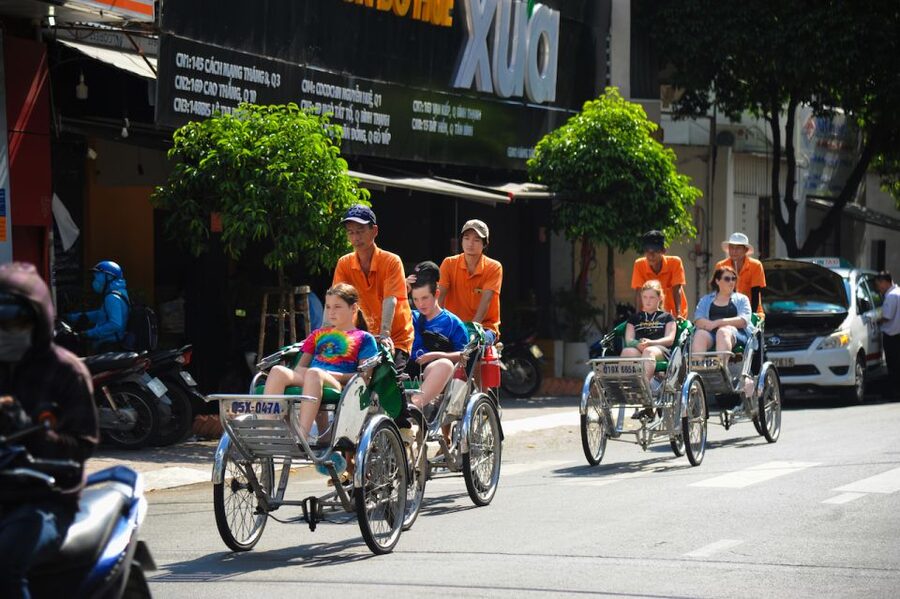 Ho Chi Minh: Private City Tour and Dinner Cruise with Buffet - What Dinner Is Really Like