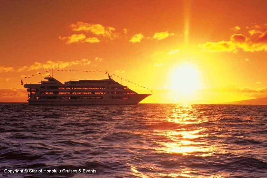 Honolulu: Sunset 5 Course Dinner Cruise with Entertainment - Ala Moana and Waikiki from the boat