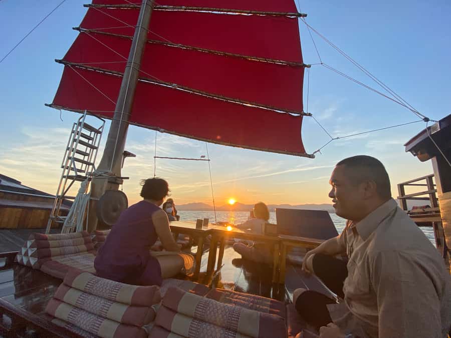 Hua Hin: Siamtara Sunset Sailing Dinner Cruise with Pickup - Five Thai dishes prepared aboard