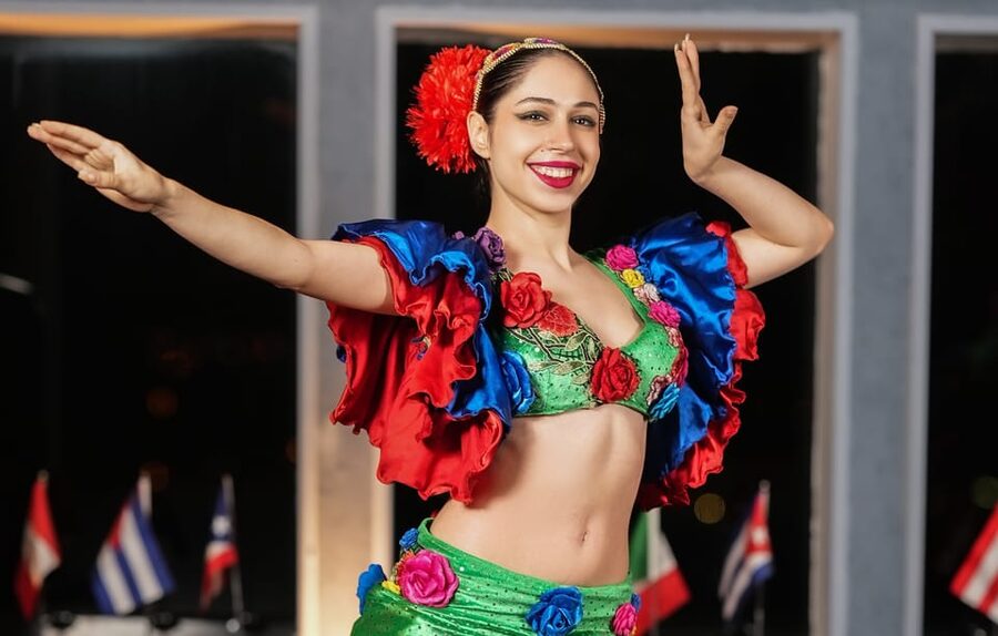 Istanbul: Bosphorus Cruise with Dinner Show - The DJ set turns dinner into a party