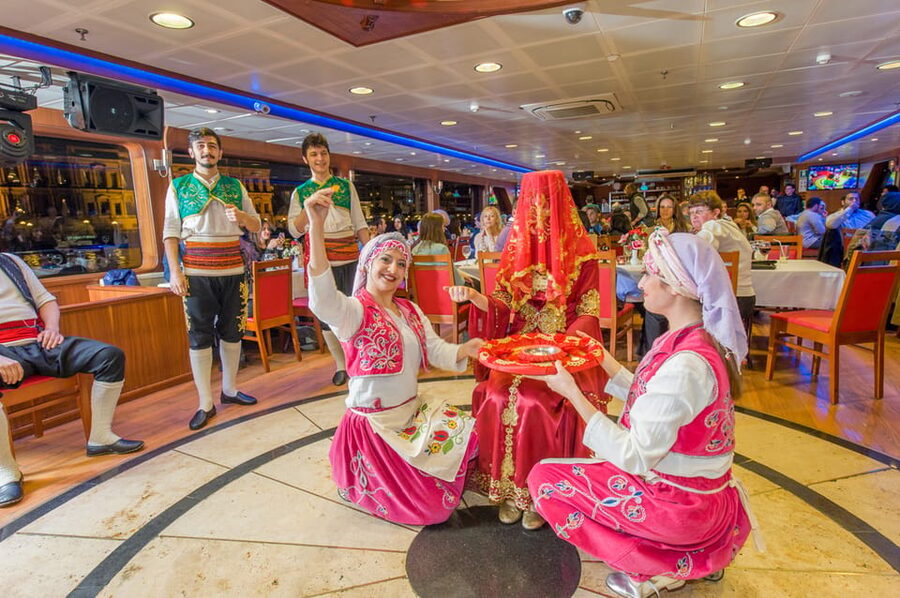 Istanbul: Bosphorus Dinner Cruise Incl. Drinks with Transfer - Turkish dancing, henna, and a late-night party