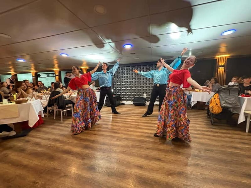 Istanbul: Bosphorus Dinner Cruise with Live Entertainment - What arrives at your table for dinner