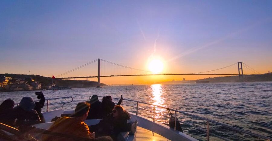 Istanbul: Bosphorus Sunset Cruise with Dinner - Meeting the boat near Kabatas