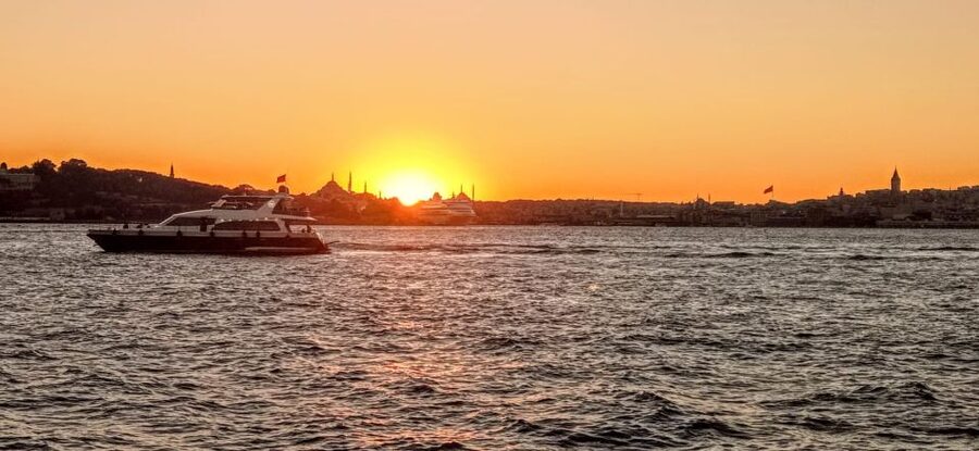 Istanbul: Bosphorus Sunset Cruise with Dinner - Bridges, fortresses, and the Asian shore