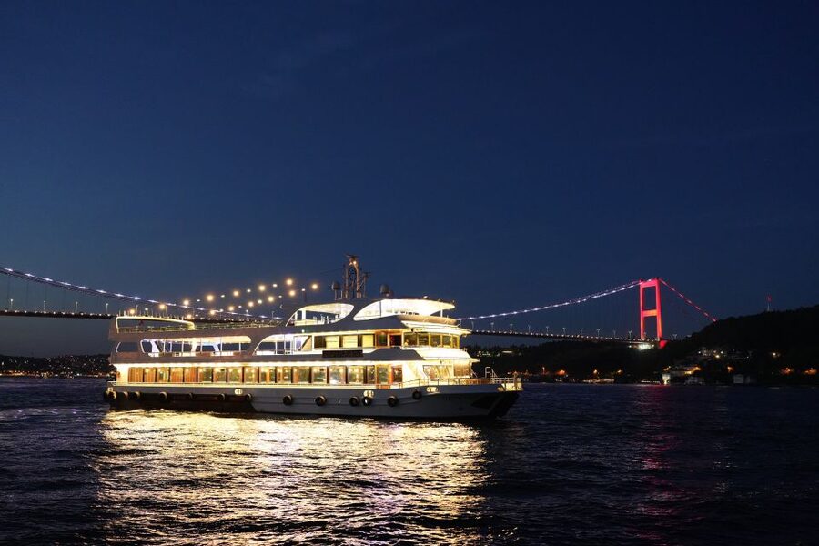 Istanbul: Dinner Cruise and Entertainment with Private Table - Rumeli Fortress and Anatolian Fortress