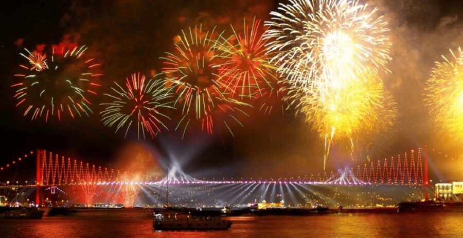 Istanbul: New Year's Eve Bosphorus Cruise Dinner & Party2027 - Midnight on the water