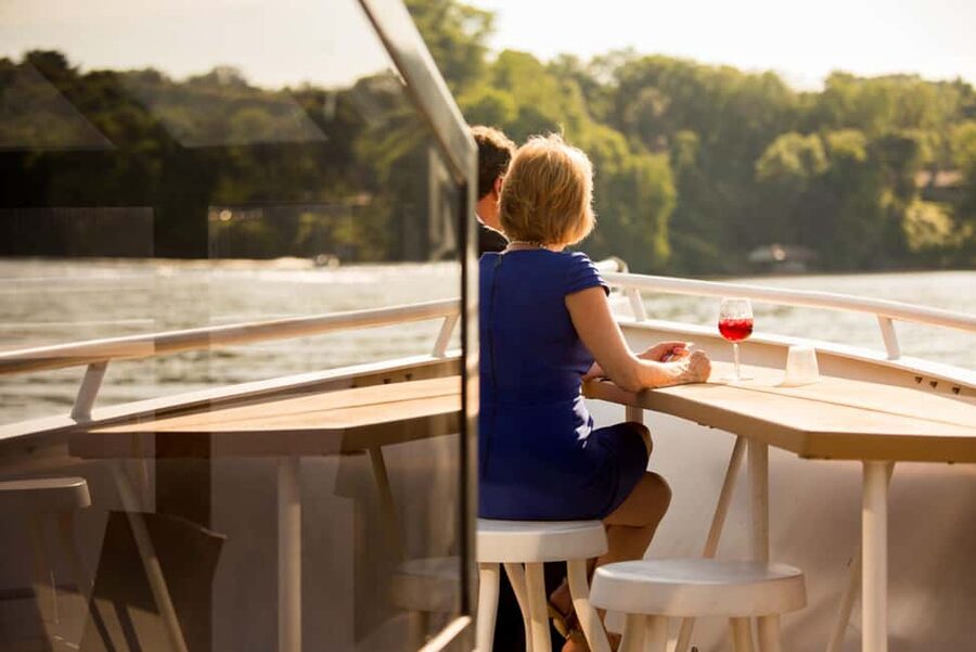 Knoxville: Sunset Dinner Cruise on Tennessee River - Settling into your private table