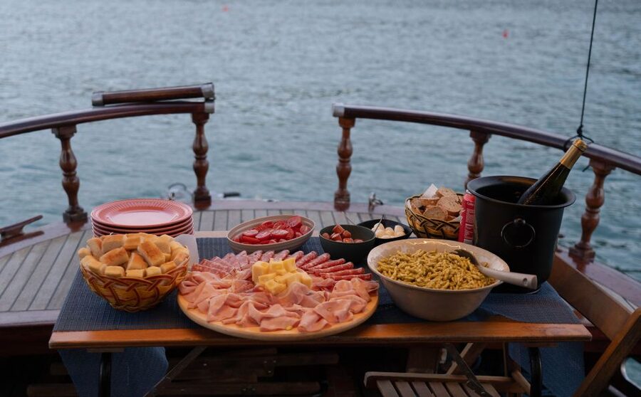 La Spezia: Sunset Cruise with Aperitif and Dinner - Palmaria Island and the 40-minute swim stop