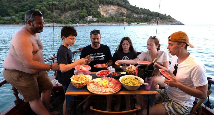 La Spezia: Sunset Cruise with Aperitif and Dinner - Tino, Tinetto, and the lighthouse at dusk
