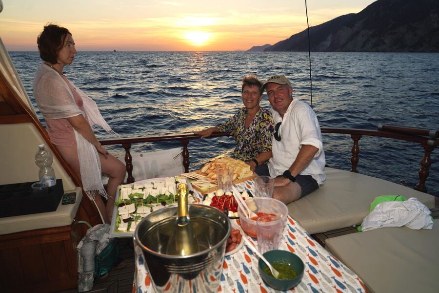 La Spezia: Sunset Cruise with Aperitif and Dinner - How the guides shape the evening