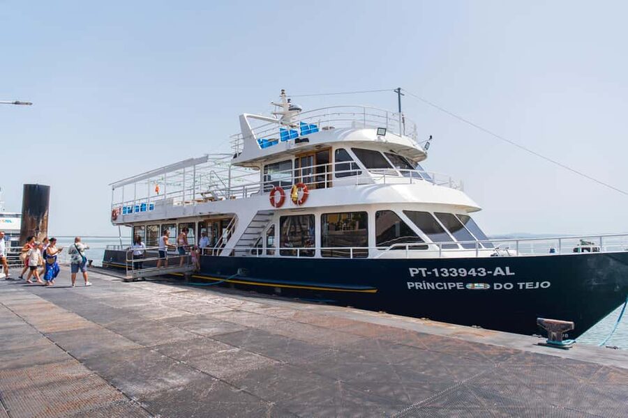 Lisbon: Tagus River Dinner Cruise with Fado Show - Dinner: Portuguese flavors in a sharing format