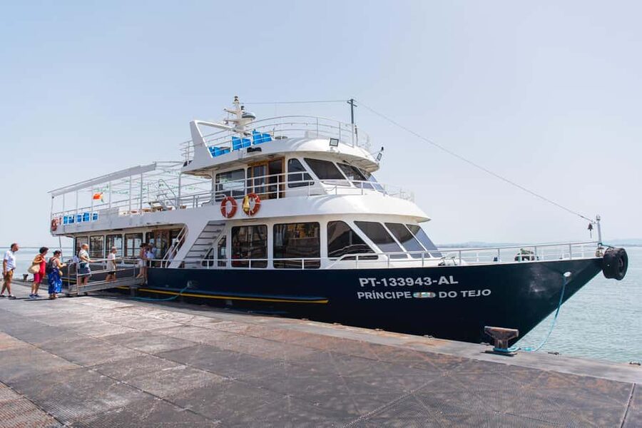 Lisbon: Tagus River Dinner Cruise with Live Jazz - Christ the King and the return along the Tagus
