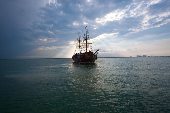 Live a Romantic Night Cruise Dinner at COLUMBUS (open bar included) - Open bar and the real price