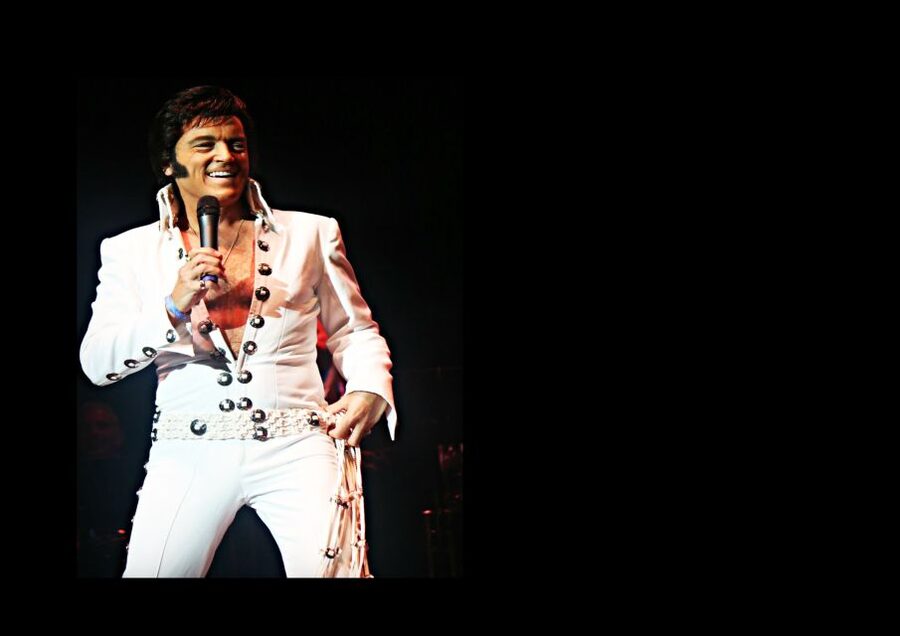 London: Dinner Cruise with Elvis Tribute on the Thames River - Dinner on the river: convenient, but not the star