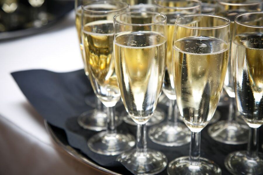 London: River Thames Dinner Cruise with Live Jazz - Dress, access, and practical planning